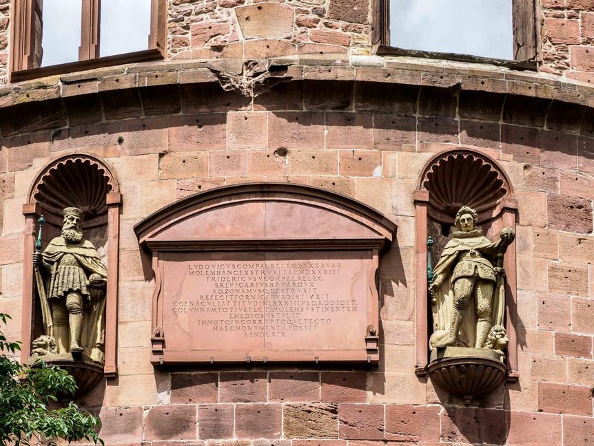 Foto: Ralf Kuhlen Schloss Heidelberg, Inschrift am dicken Turm