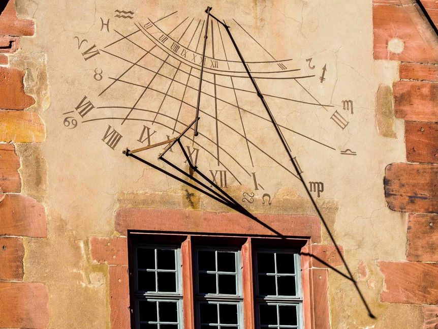 Foto: Staatliche Schlösser und Gärten Baden-Württemberg, Ralf Kuhlen Schloss Heidelberg, Sonnenuhr am gläsernen Saalbau